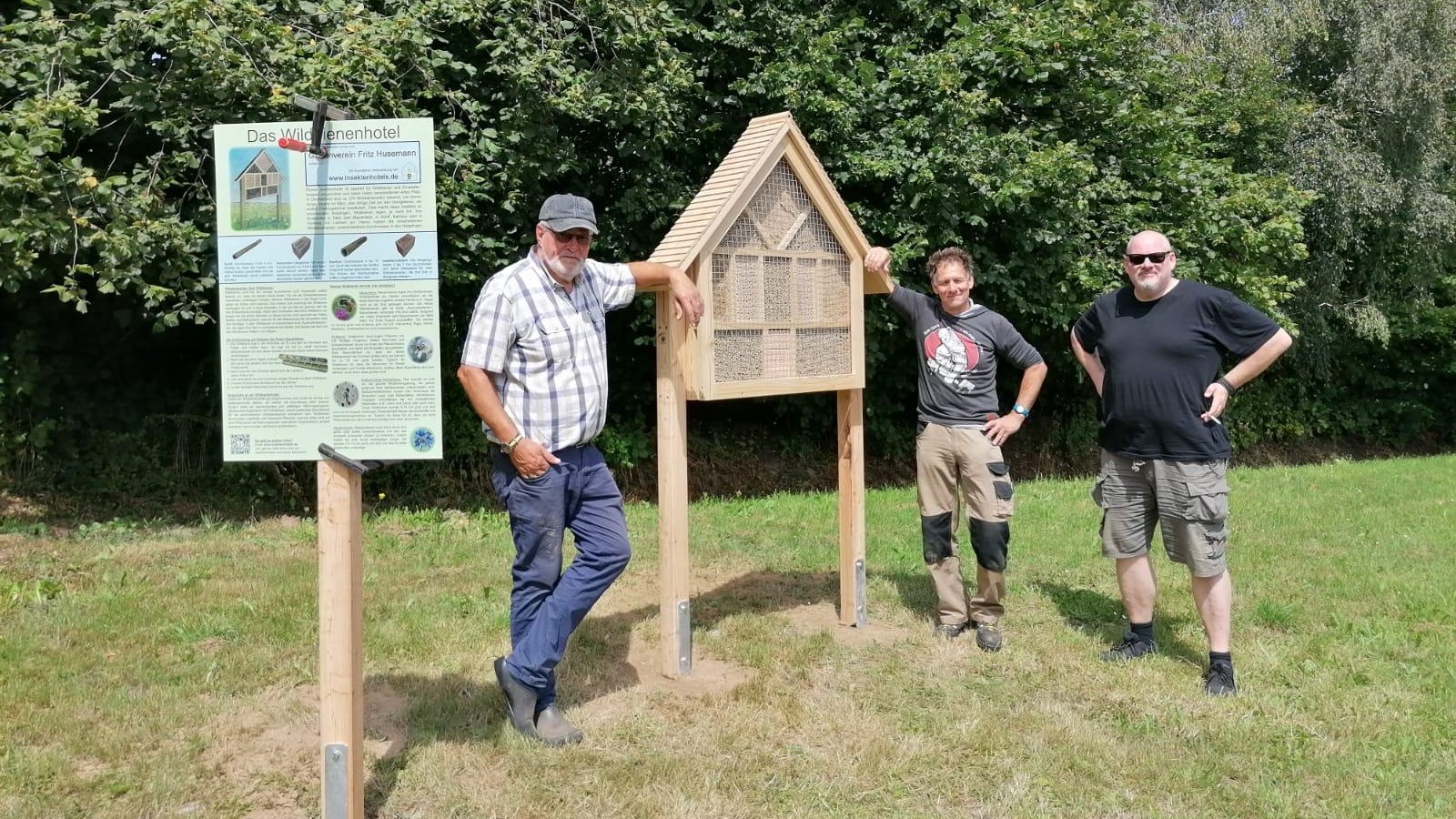 Das neue Wildbienenhotel ist da